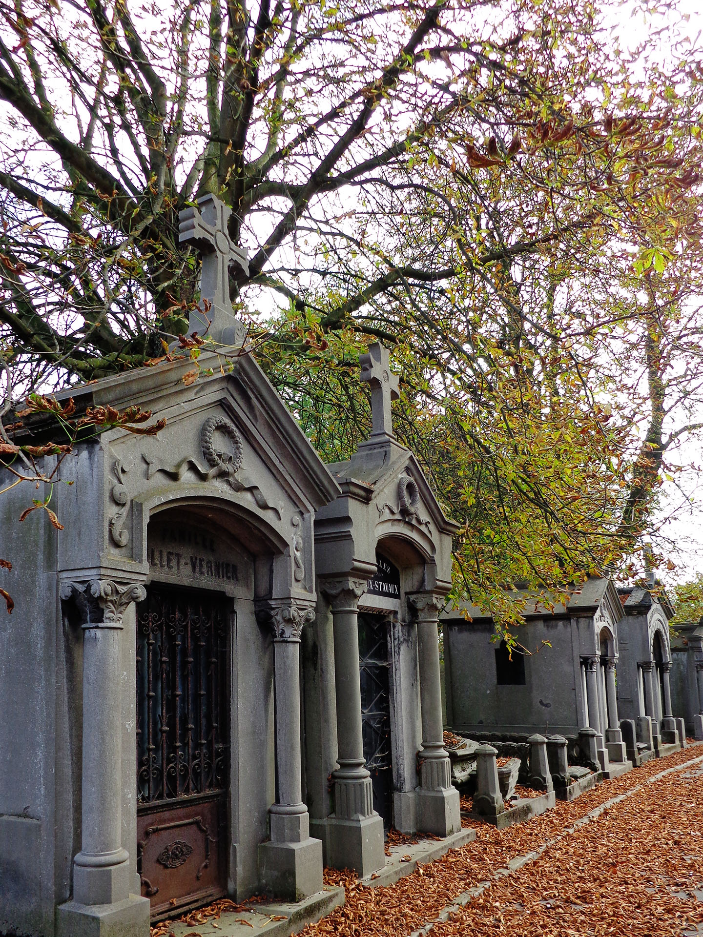 Tombes du cimetière de l'Est Lille France Graves in East cemetery in Lille France
