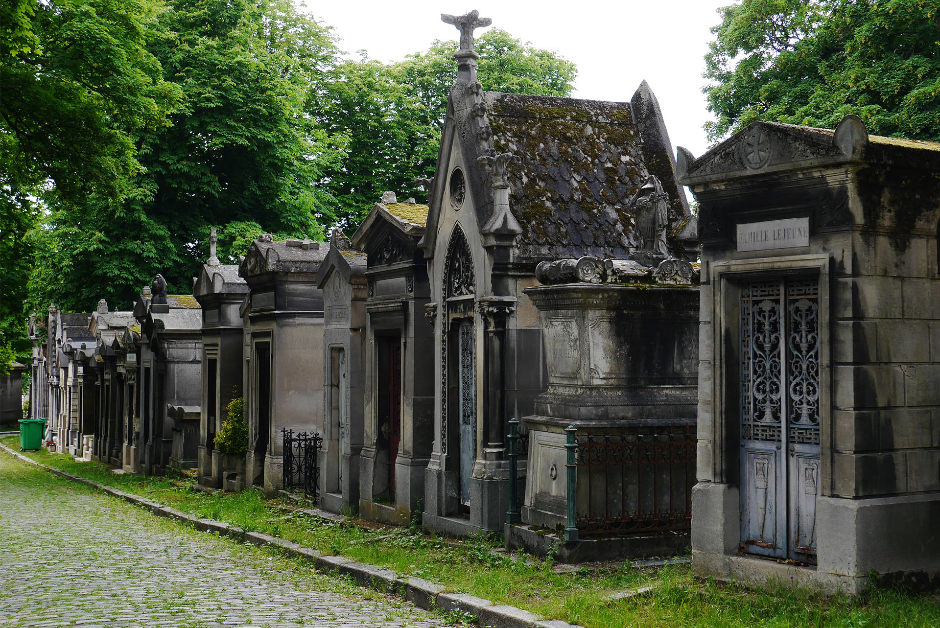 Tombes au cimetière du Père Lachaise Paris France Graves in the Père Lachaise cemetery Paris France