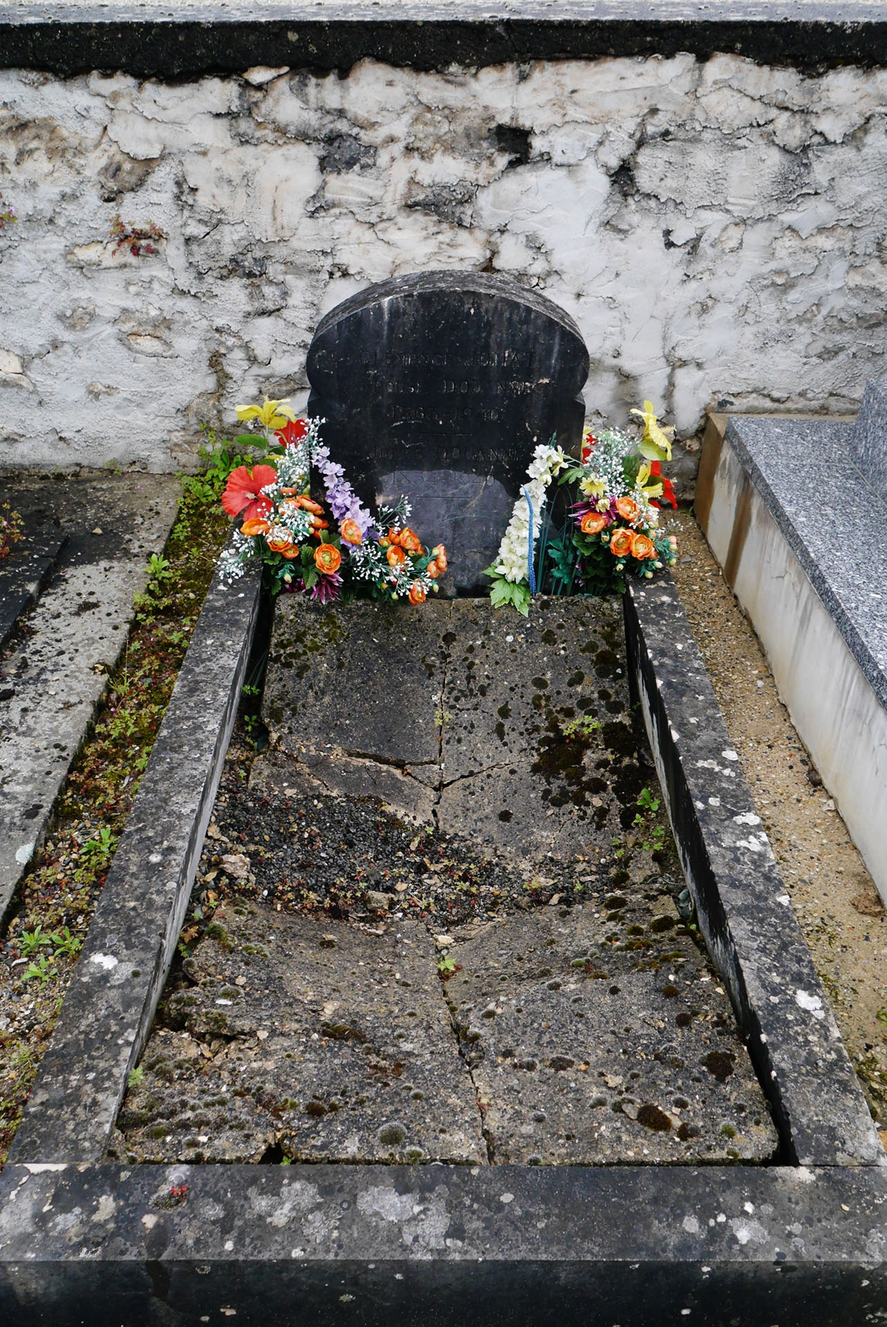 Tombes dans le cimetière de Souppes-sur-Loing France Graves in Souppes-sur-Loing cemetery France
