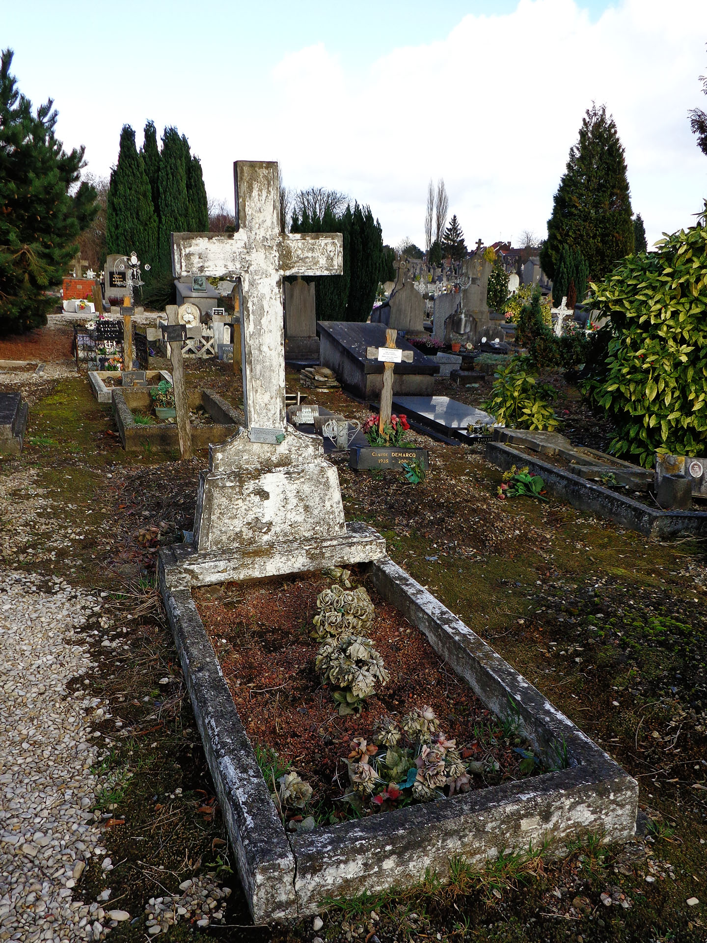 Tombes dans le cimetière Saint Roch Valenciennes France Graves in Saint Roch cemetery in Valanciennes France