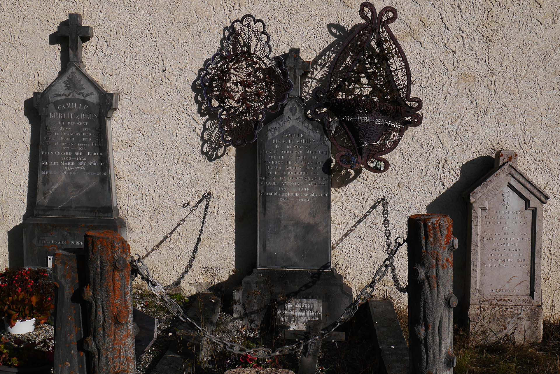 Tombes dans le cimetière de Barcelonnette tombs in Barcelonnette cemetery